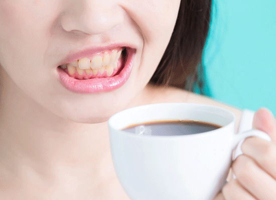Kaffe kan misfarve tænder